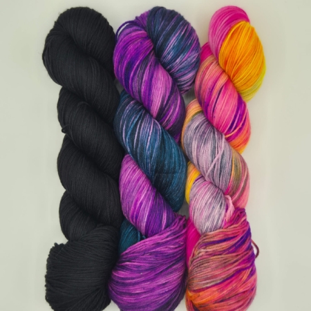 Kit Le Retour de la Momie : trois écheveaux teints à la main, noir, violet et bleu, rose et orange. »