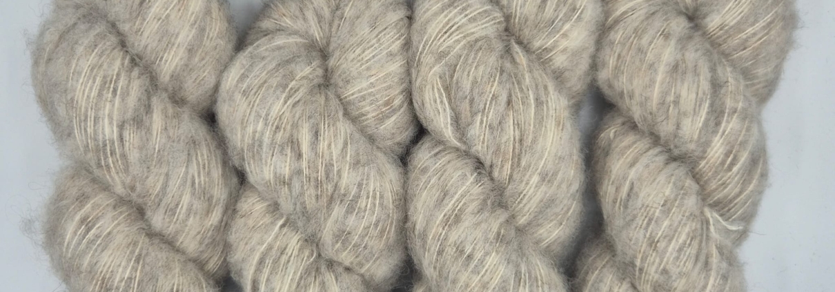 Écheveaux de laine Thèbes Volupté en bébé alpaga et coton Pima, coloris naturel gris chiné
