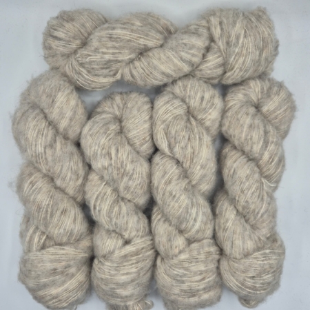 Écheveaux de laine Thèbes Volupté en bébé alpaga et coton Pima, coloris naturel gris chiné